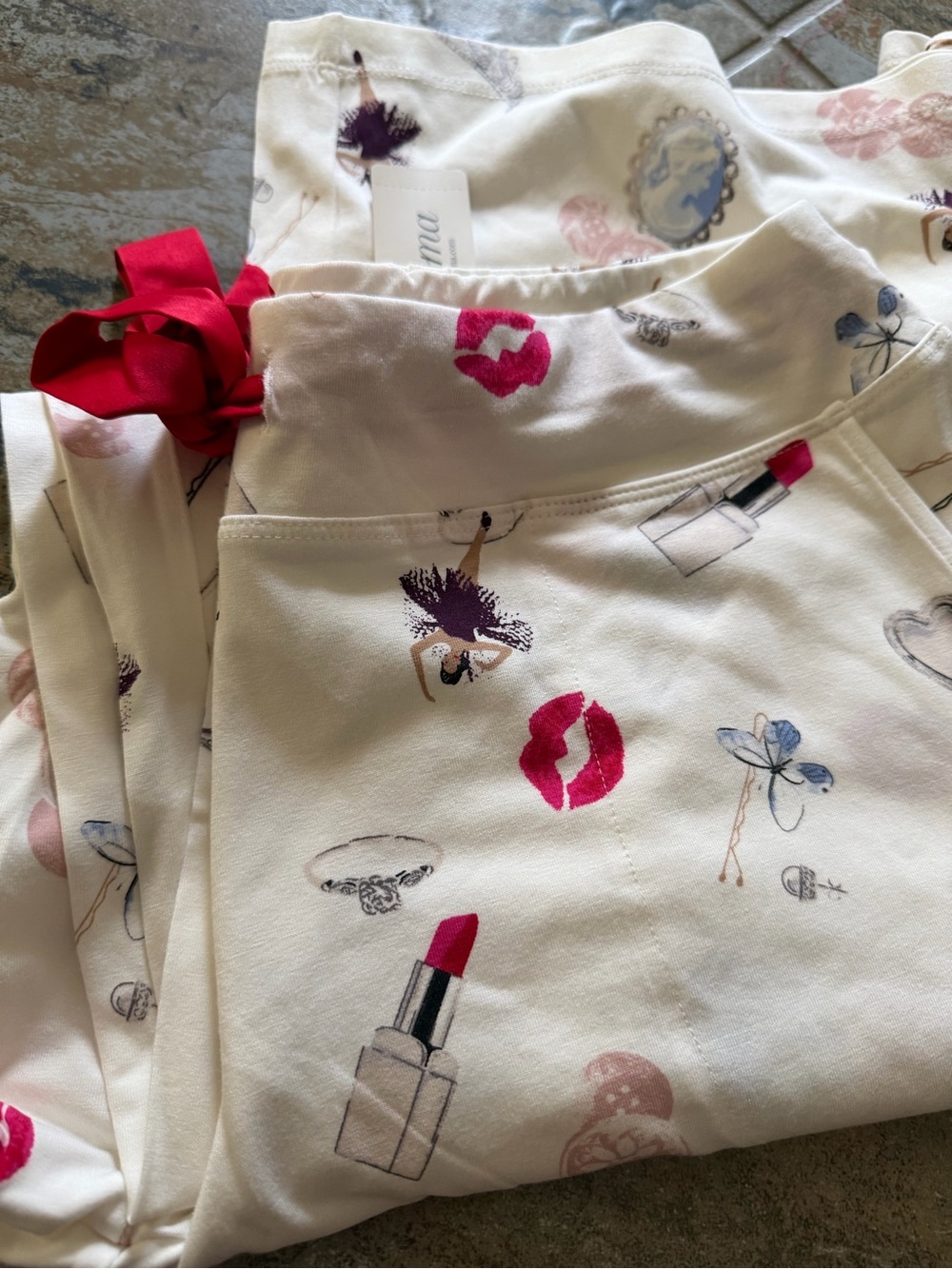 Soma Cream Pajama Set with Red Lipstick & Kiss Print - Picture 2 of 5